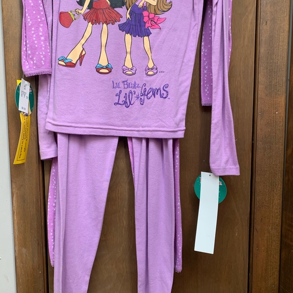 ⬇️⚠️⬇️New set of 2 size 10 girls “ lil bratz “ pjs - Picture 2 of 4